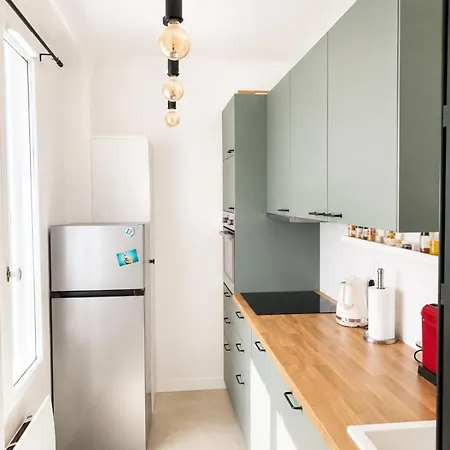 Bright And Cozy In Clichy